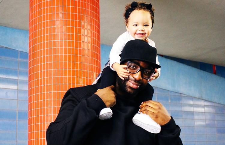 Dad holding child on shoulders